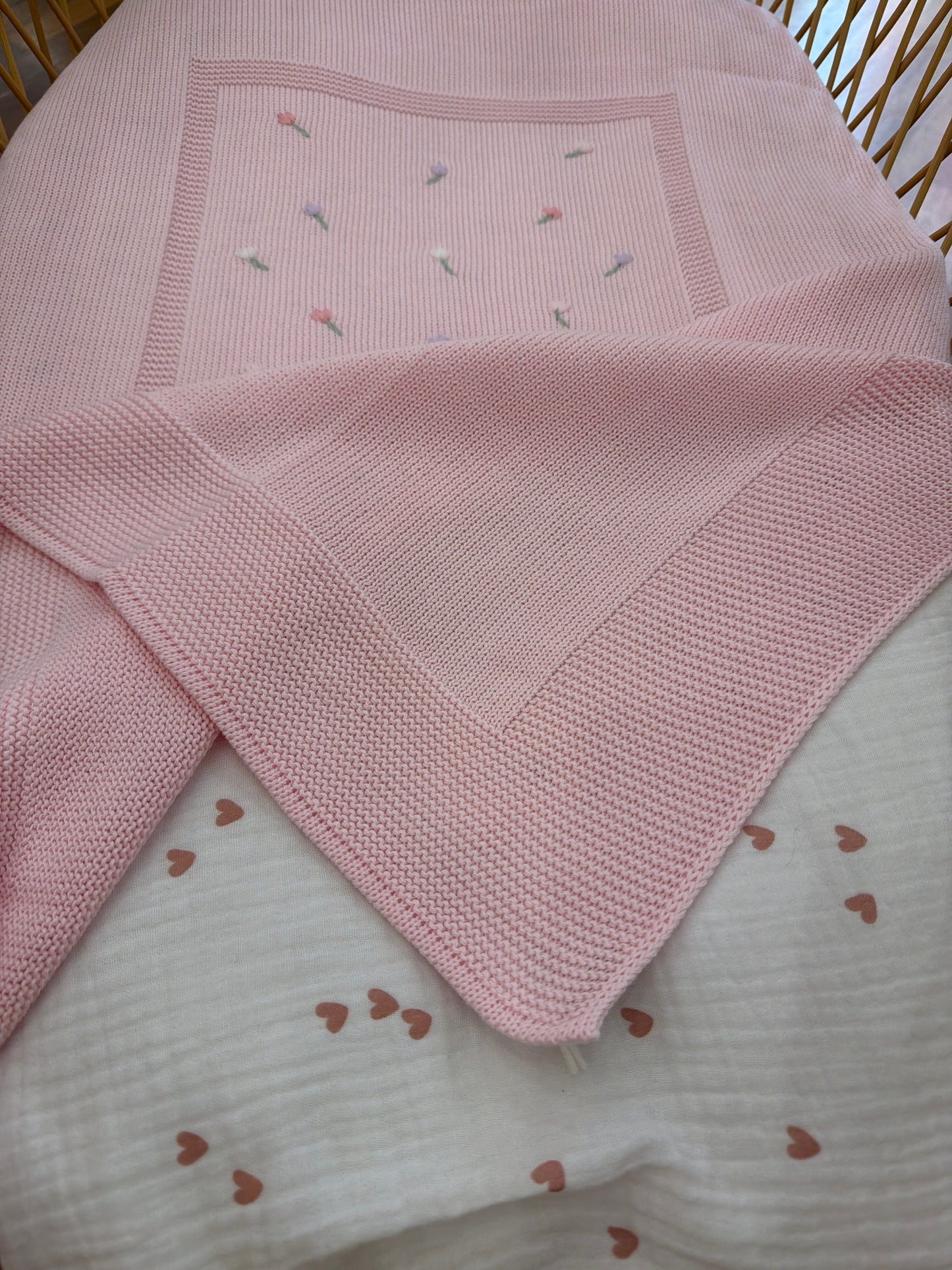 Coperta Baby Lord in filo rosa con fiocco e fiorellini ricamati a mano colorati