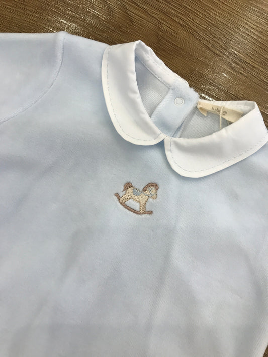 Tutina Baby Gi in ciniglia celeste intera con colletto bianco e cavallo a dondolo ricamato sul davanti