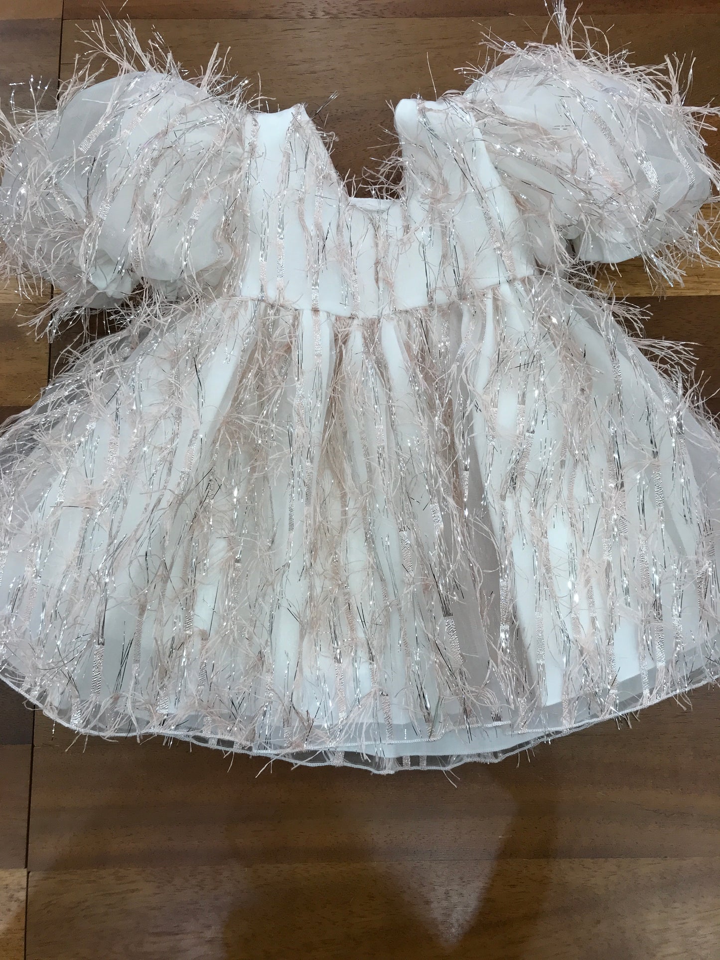 Abito a'lapage con maniche a sbuffo gonna ampia ricoperto di piume e strass in organza di bamboo