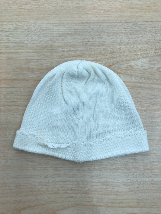 Cappello Baby Lord in filo bianco con fiorellini rosa ricamati sul davanti