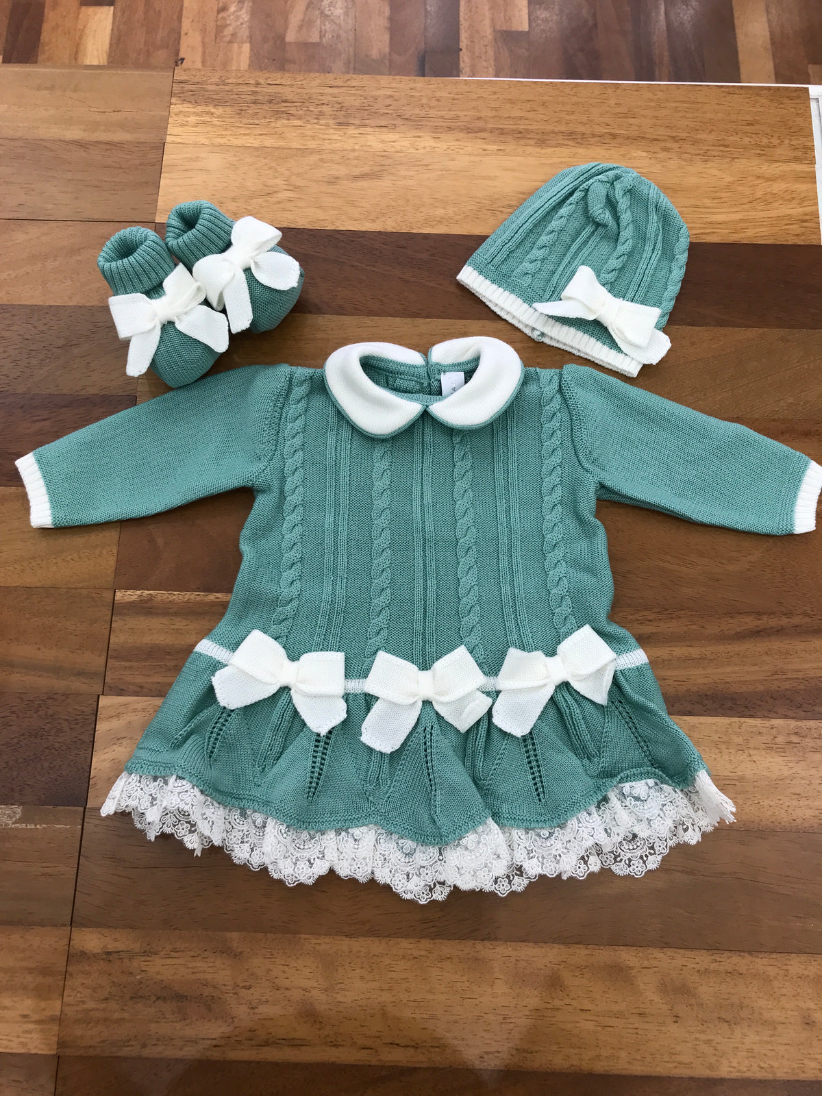 Tutina colori chiari abitino in lana con trecce e pizzo
