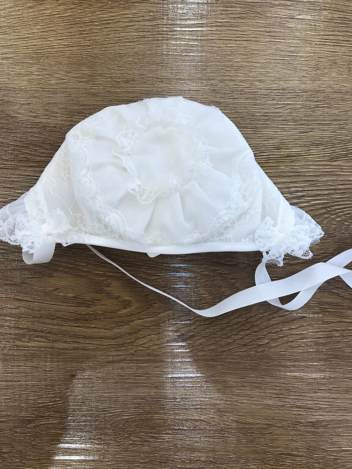Cuffia Aletta panna in cotone con applicazione di pizzo e laccio