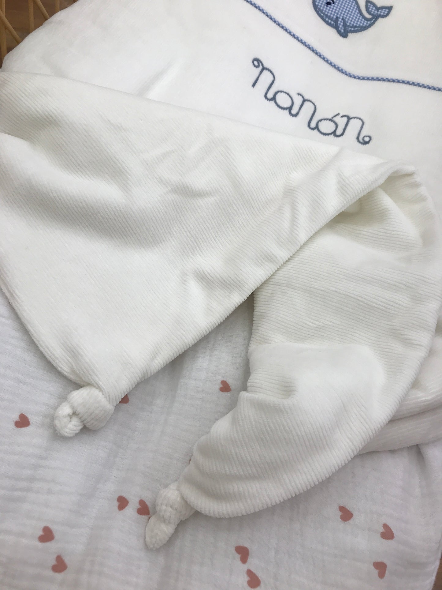 Coperta Nanan in ciniglia a costine con balene a quadretti azzurri e bianchi