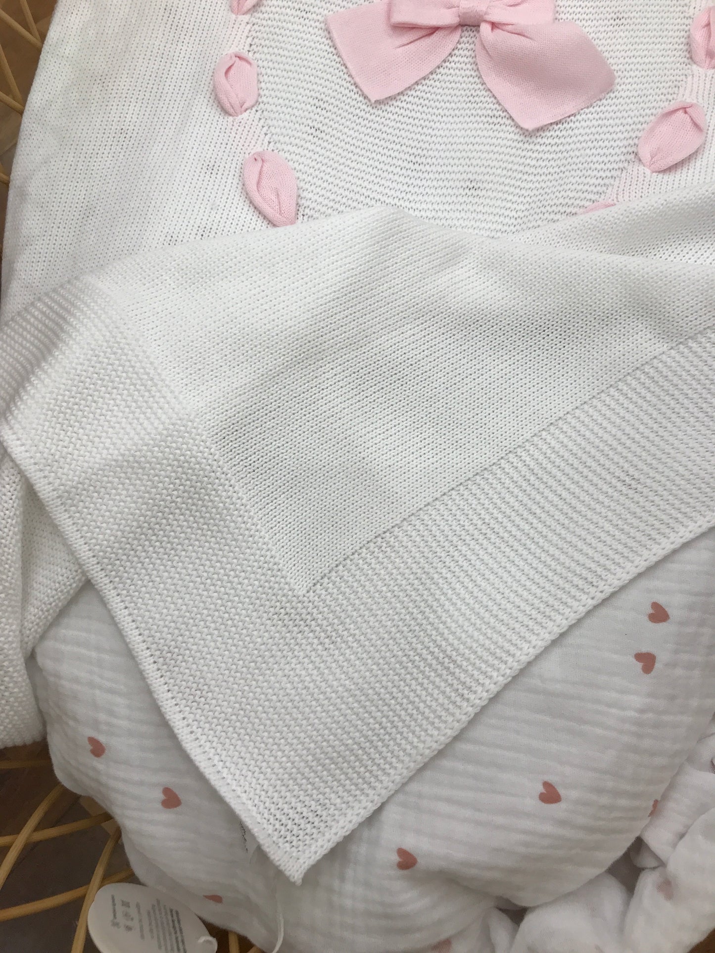 Coperta Baby Lord in filo bianco con cuore passanastro rosa con fiocco applicato al centro