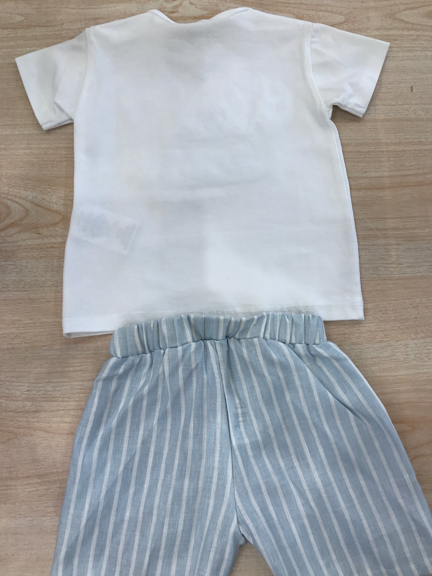 Completo Nanan due pezzi t-shirt mezza manica con scritta in rilievo con bermuda a righe bianche e celesti