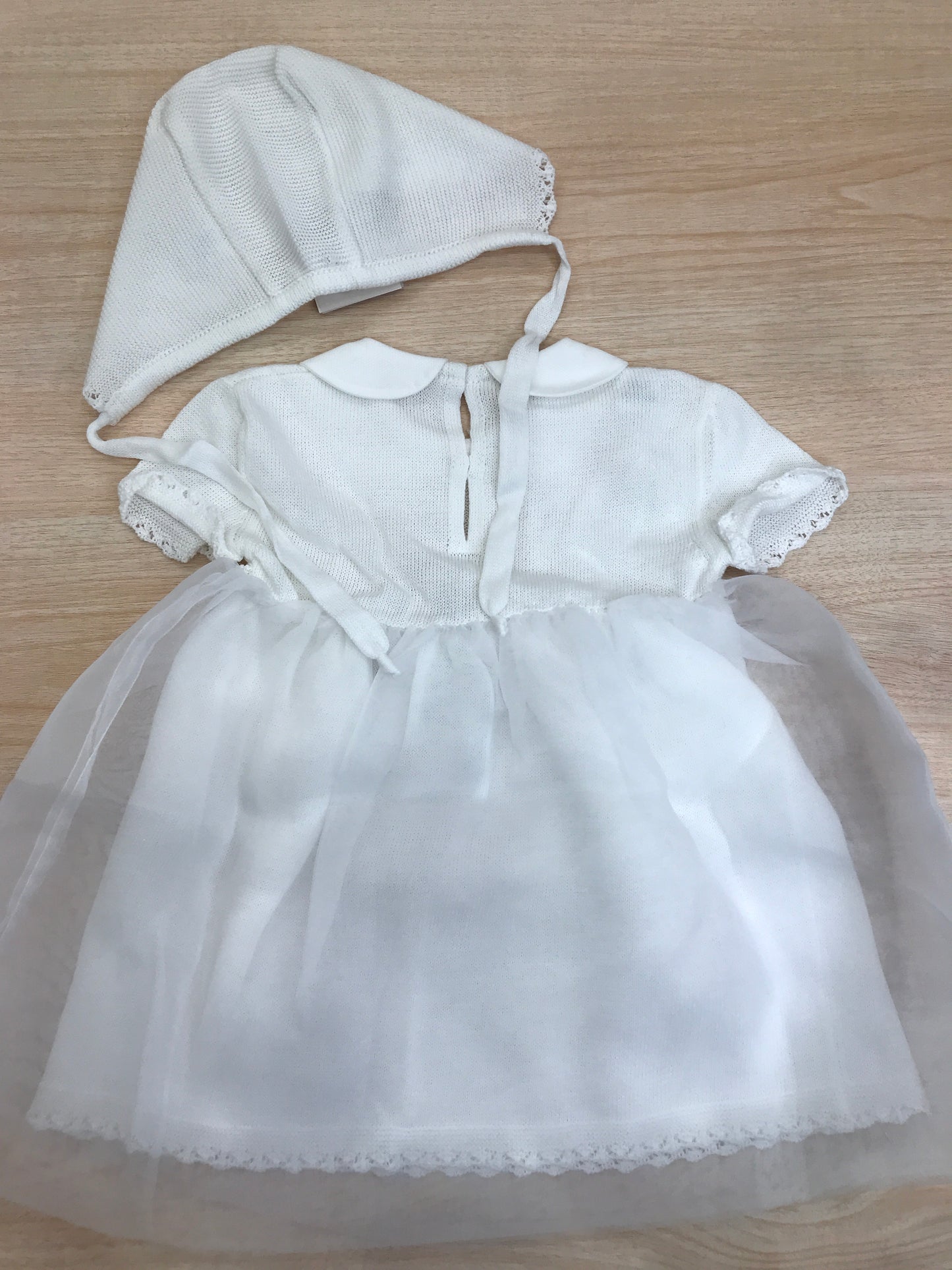 Abito Baby Lord in filo con organza con corpetto lavorato da roselline con cuffietta abbinata