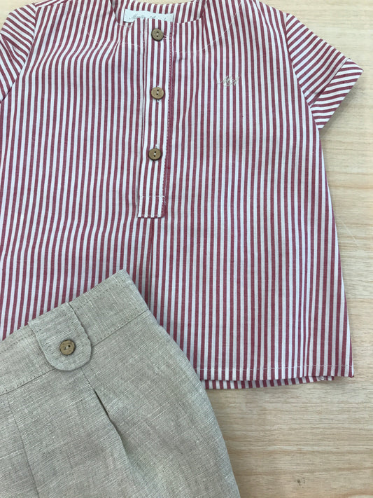 Completo Martin Aranda camicia mezza manica a righe bianche e rosse con pantalone corto tortora