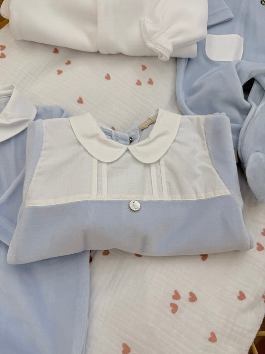 Coordinato nascita Baby Gi in ciniglia celeste e bianco con piccoli dettagli