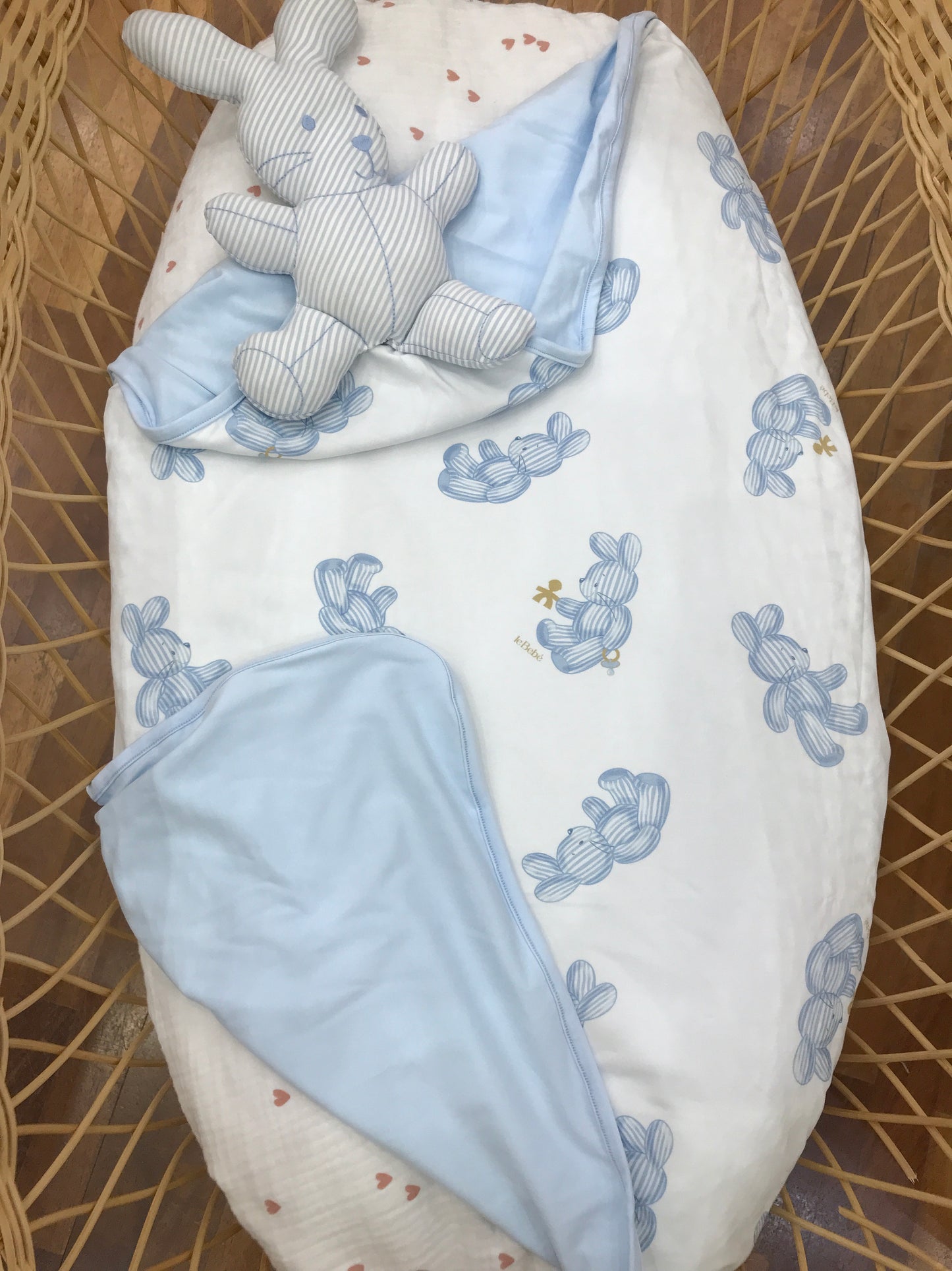 Coperta Le Bebè in cotone celeste con coniglietti celesti ed applicato lateralmente un peluche a forma di coniglietto