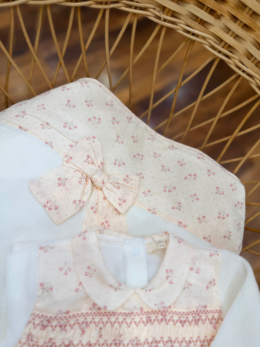 Coordinato nascita Baby Gi in ciniglia con lavorazione di punto smock fiorellini e fiocchetti