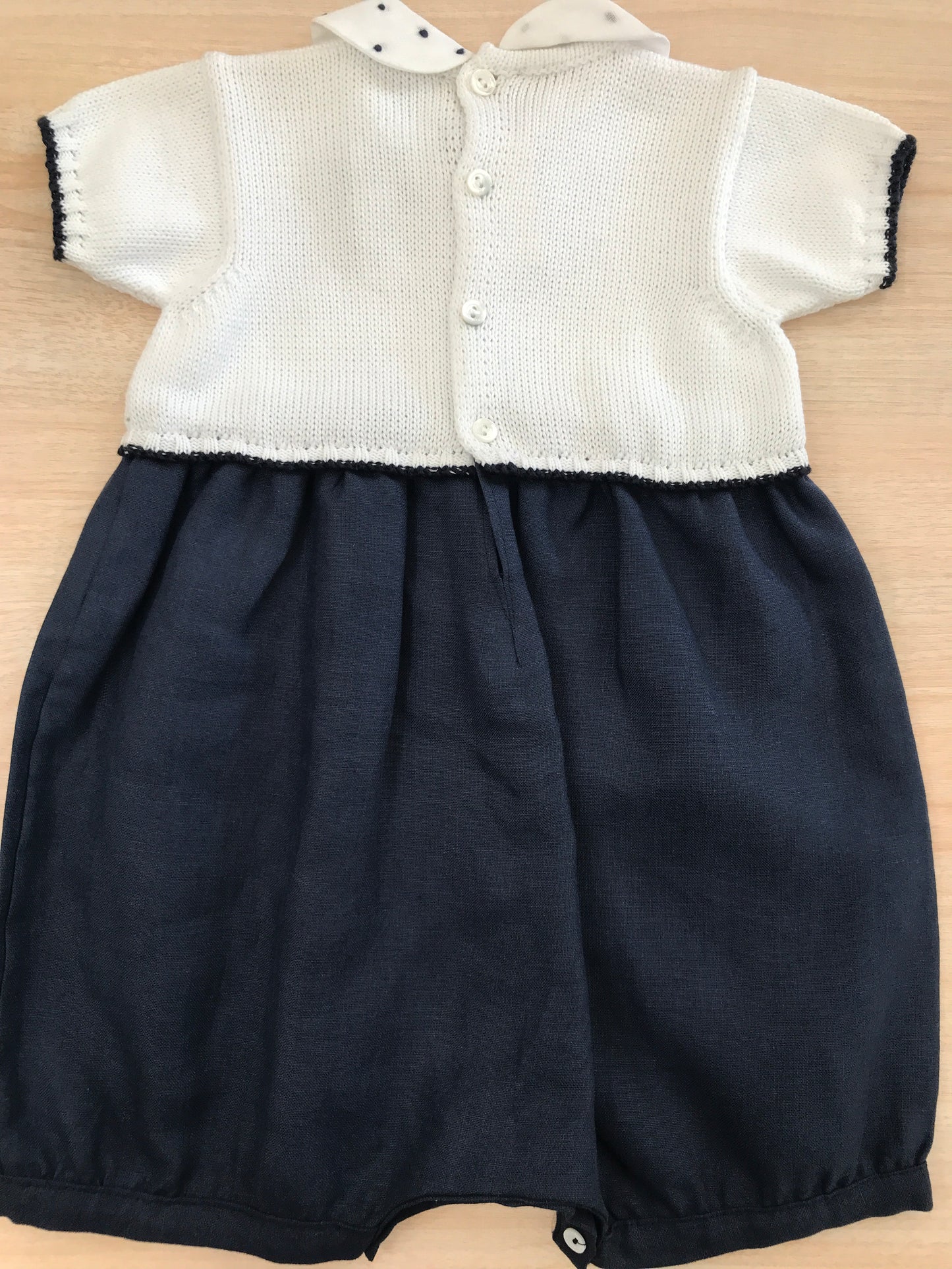 Pagliaccetto Colibrì in cotone blu scuro con corpetto in filo mezza manica bianco con colletto con pois blu