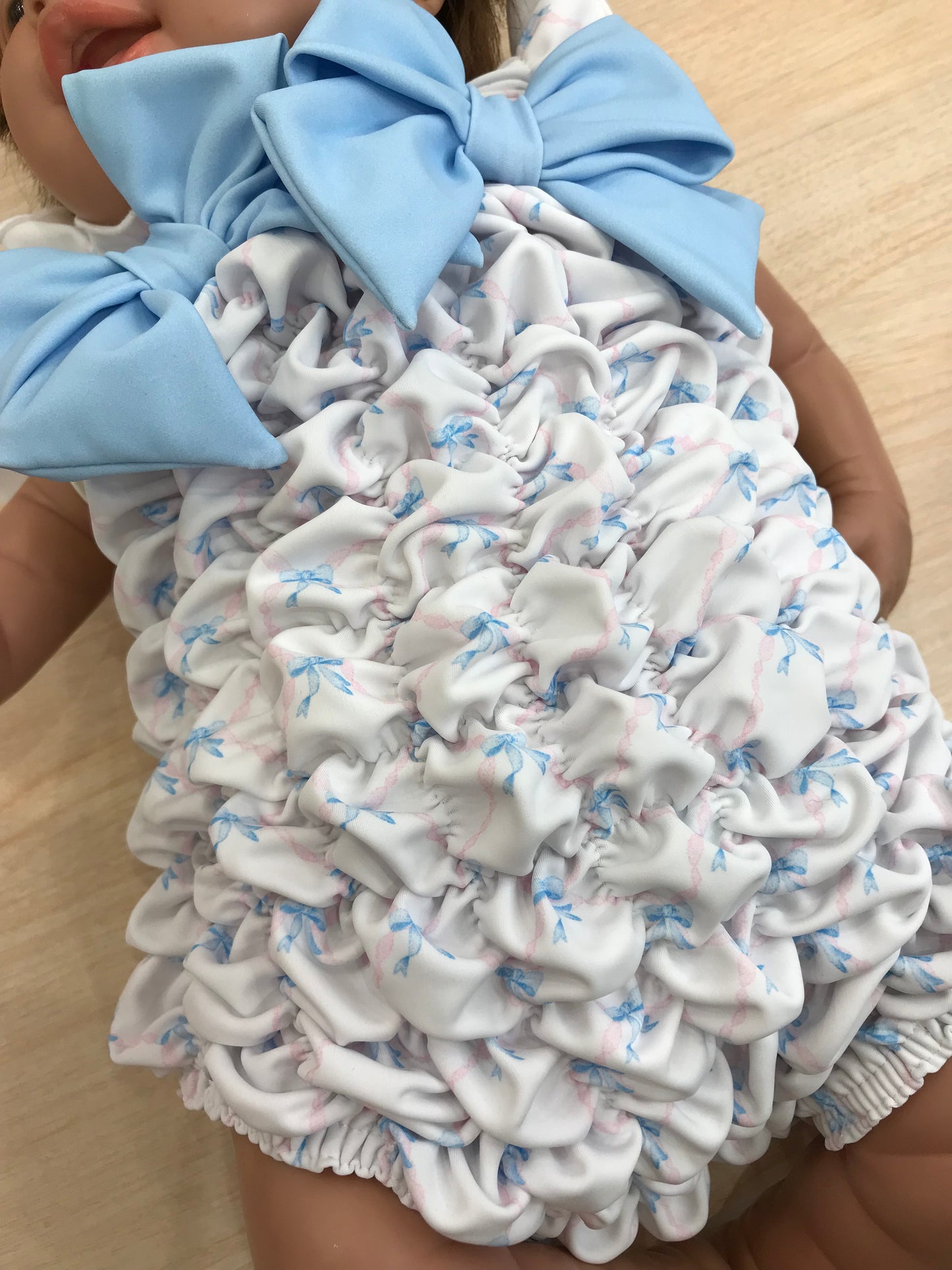 Costume Fofettes con fiorellini celesti e fiocchi sul davanti e sul retro