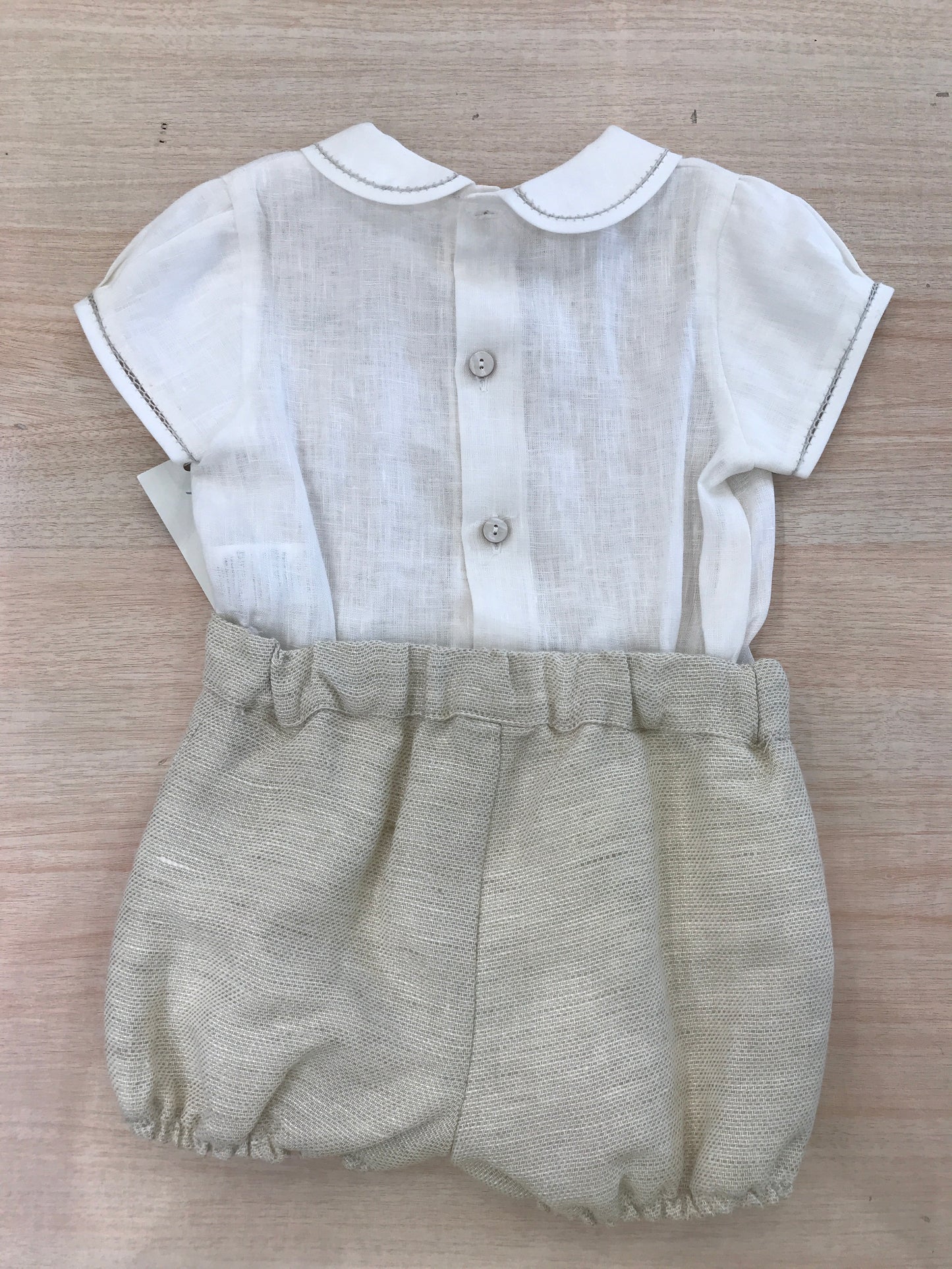 Completo Martin Aranda camicia mezza manica in lino con pieghe e pantalone corto tortora
