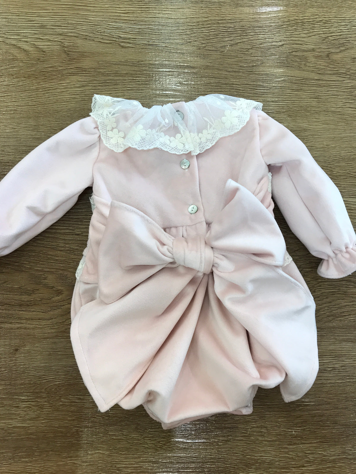Pagliaccetto Fofettes rosa in velluto con rusche in pizzo applicata anche al centro fascia con fiocco sul retro
