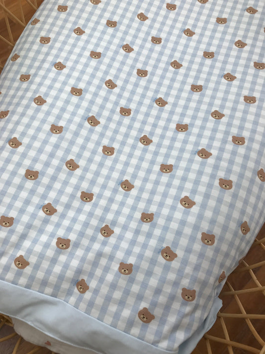Coperta Nanan in cotone celeste a quadretti con orsetti