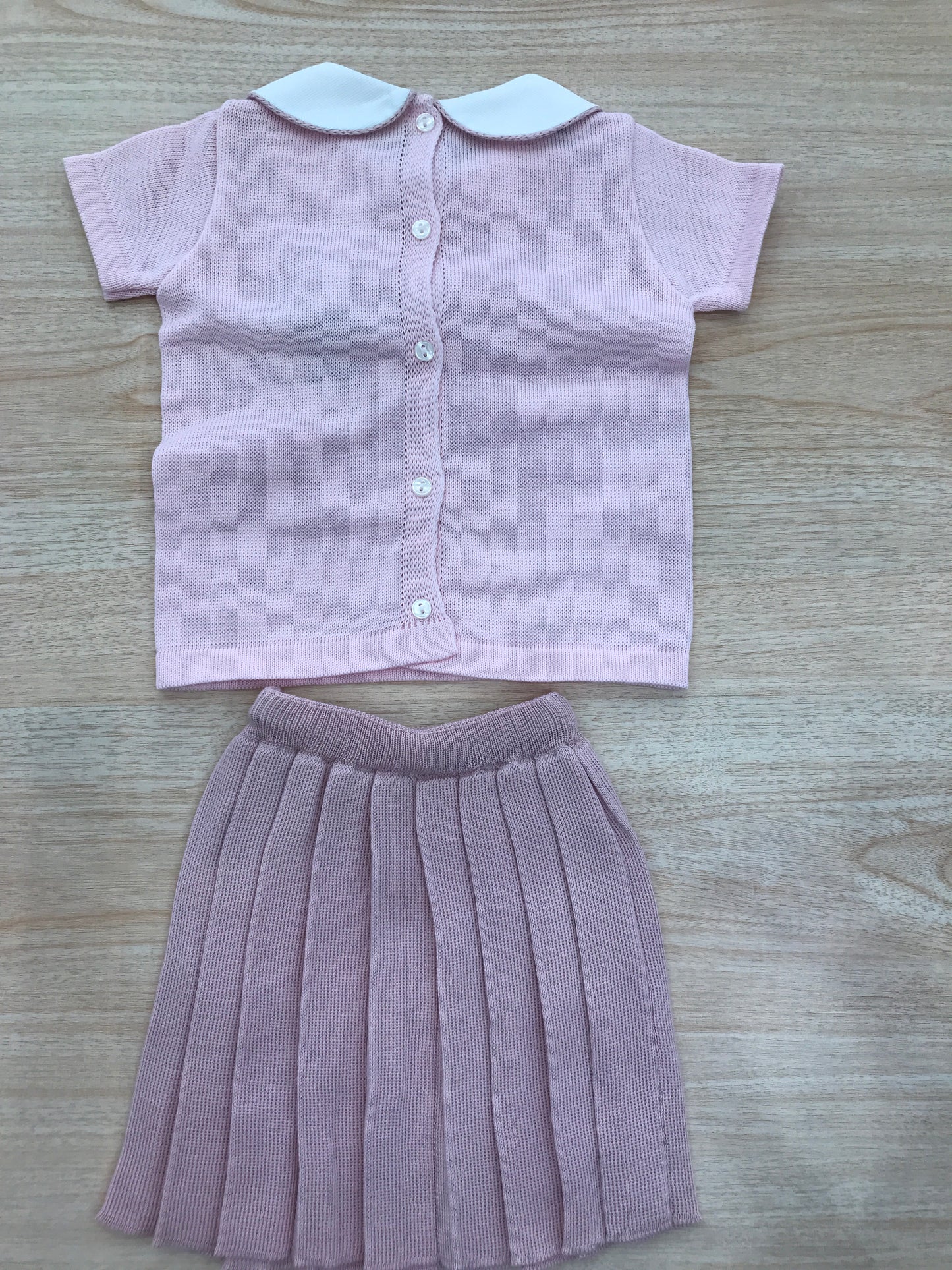 Completo Baby Lord in filo due pezzi mezza manica rosa con fiocco rosa antico e gonna plissettata rosa antico