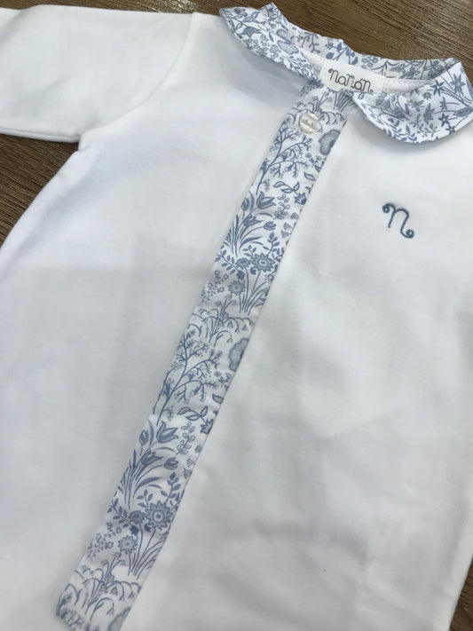 Tutina Nanan in caldo cotone panna intera con piedini con apertura sul davanti rivestita da fiorellini anche sul colletto con cappellino basico panna abbinato