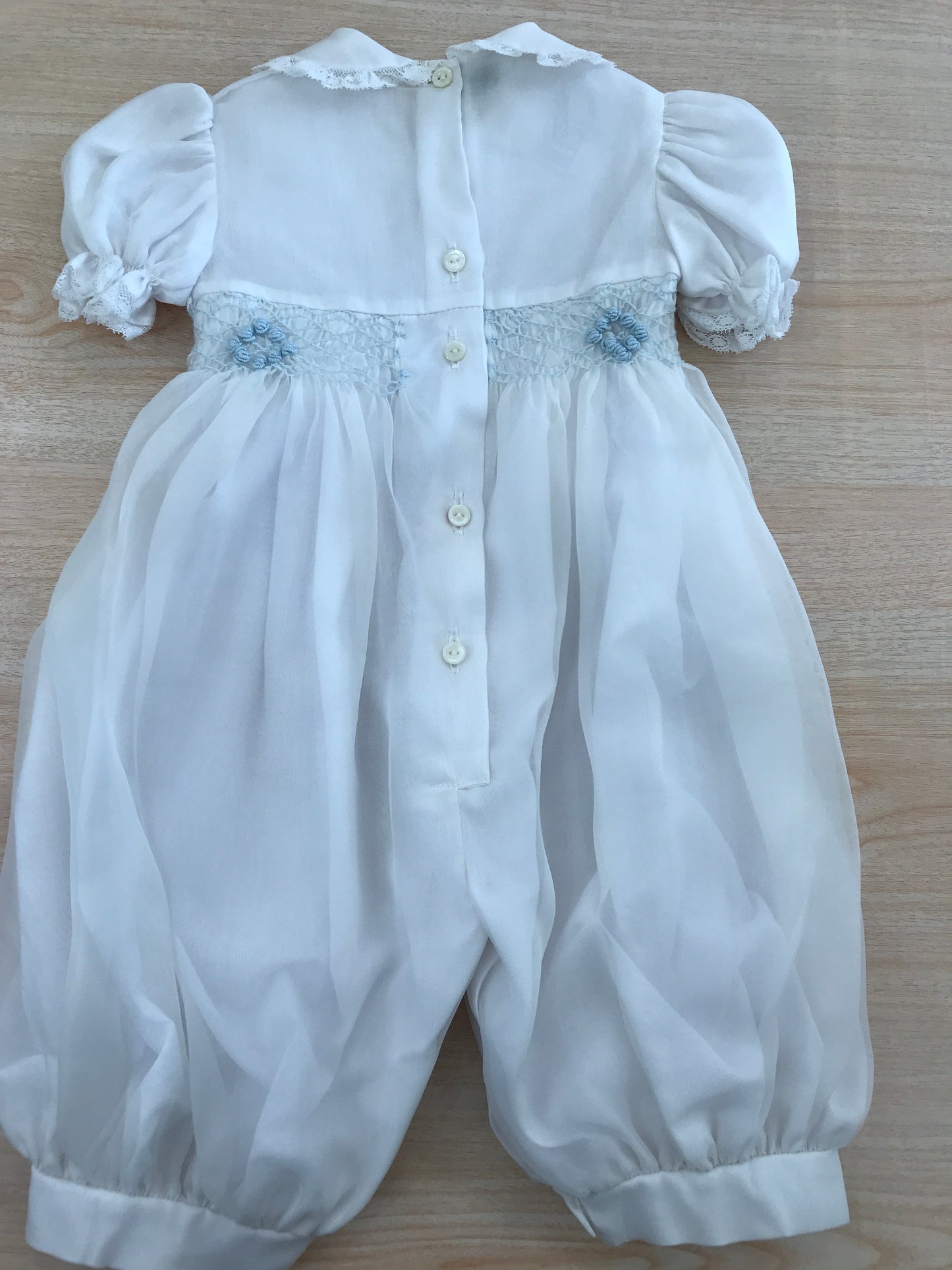Pagliaccetto Piccola Giuggiola in organza mezza manica con colletto con pizzo corpetto lavorato con lavorazione id rose celesti