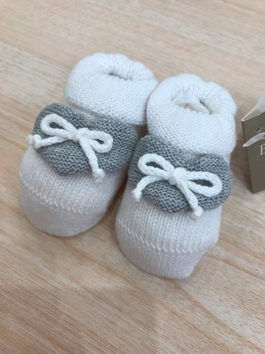 Babbucce Baby Lord in filo bianco con cuore grigio e fiocchetto bianco sul davanti