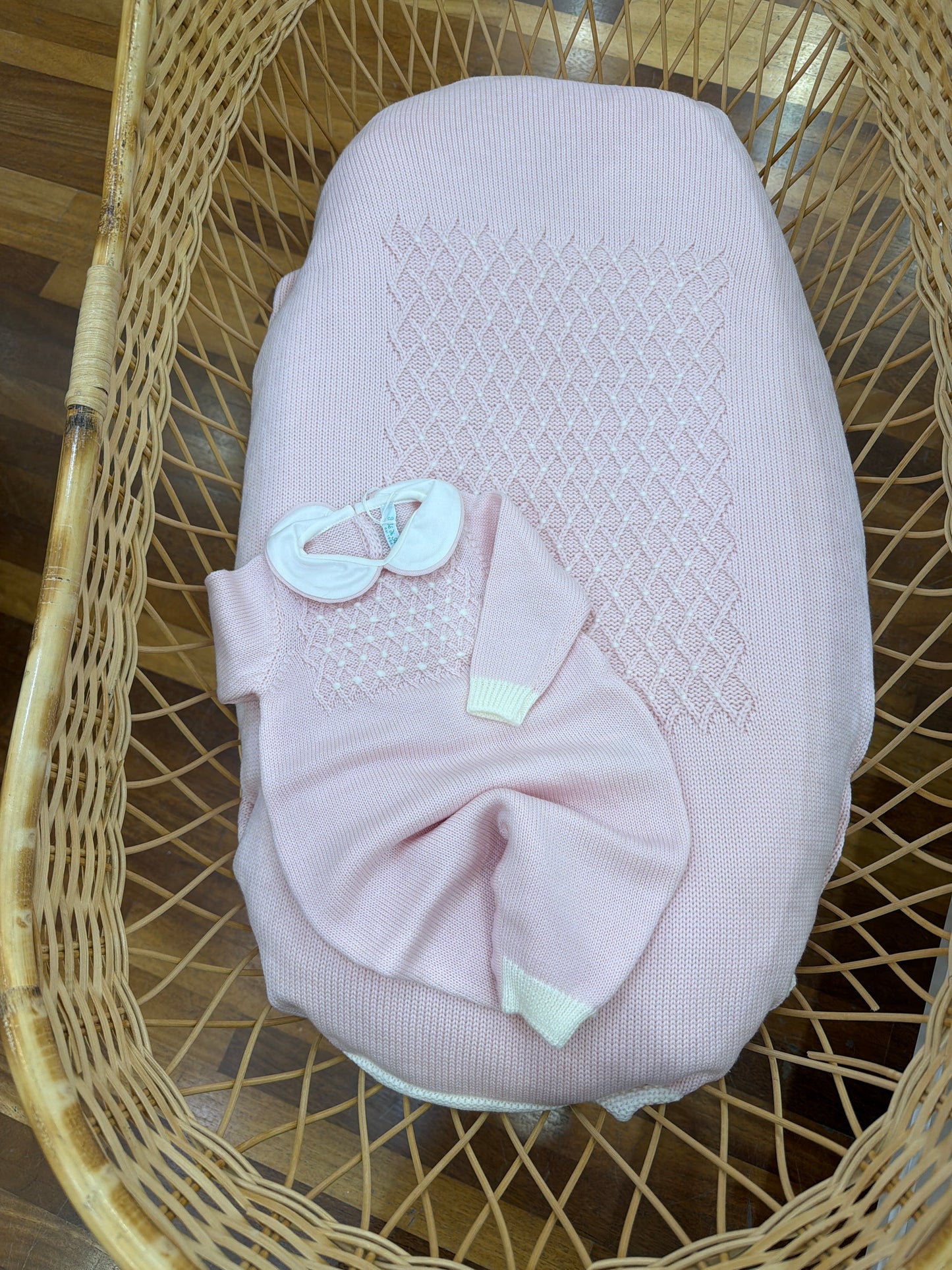 Coordinato nascita Bebè di Almy in lana rosa con lavorazione di punto smock in panna