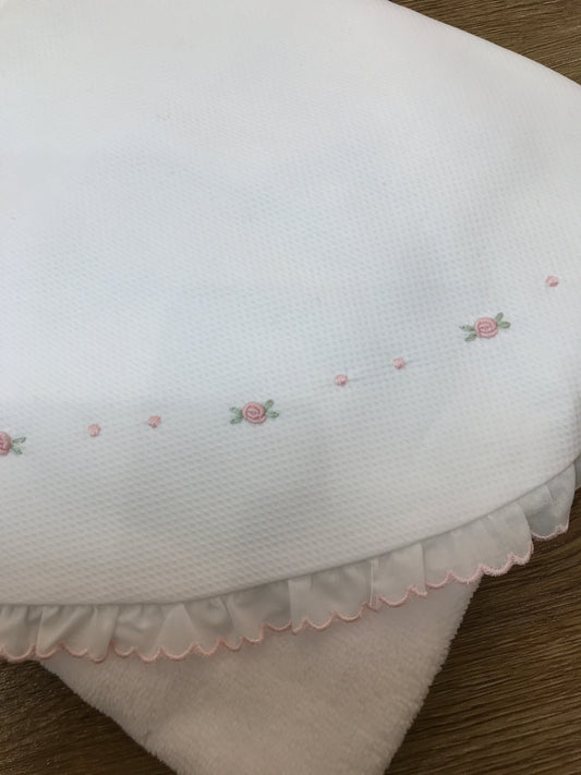 Telo Bagnetto Pepecè in spugna morbida bianco con triangolo contornato da ruche dal profilo rosa con piccole roselline e pois ricamati sul davanti