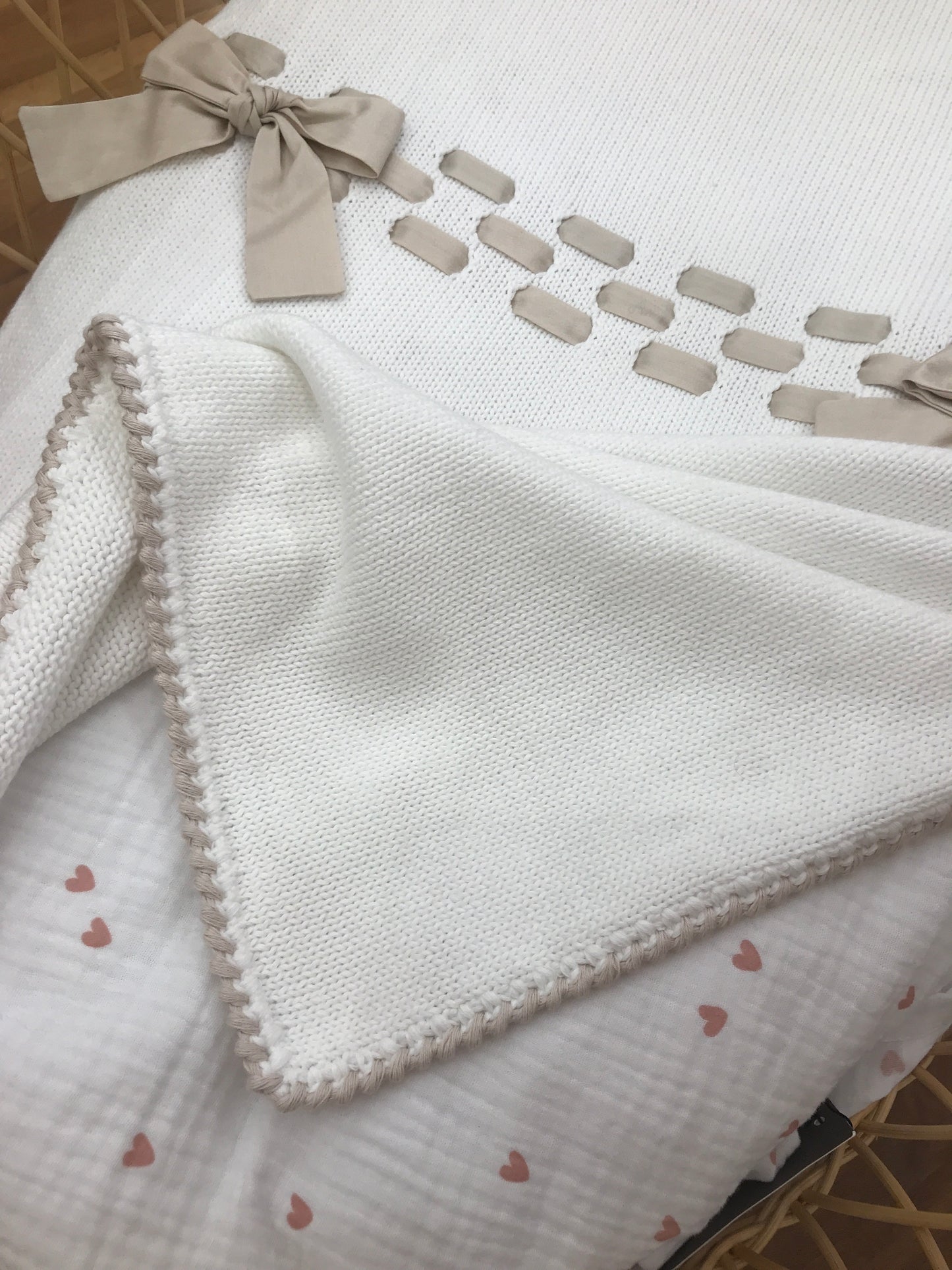 Coperta Colibrì in filo bianco con passanastro beige con fiocchetti