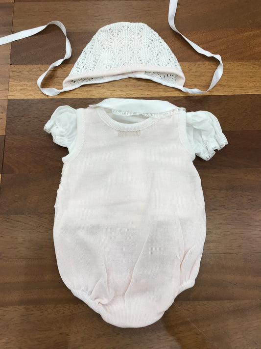 Pagliaccetto Ladia in filo di cotone bianco e rosa con ricami e camicia cuffia abbinata in filo traforata