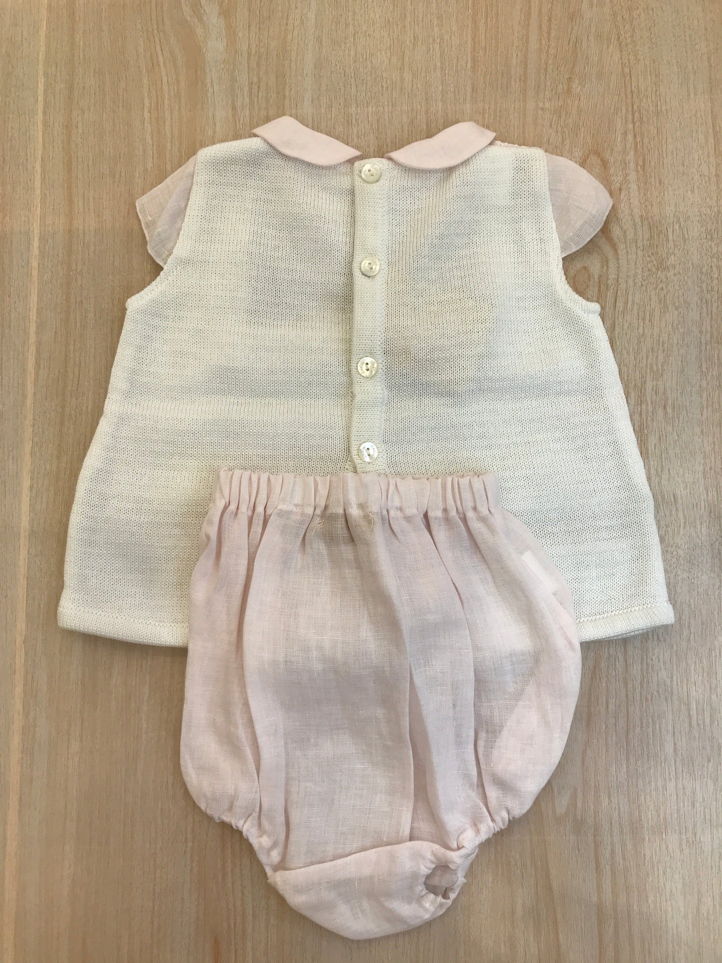 Completo Ladia in filo con rifiniture in lino e ricami in rosa e bianco con piccoli fiocchetti