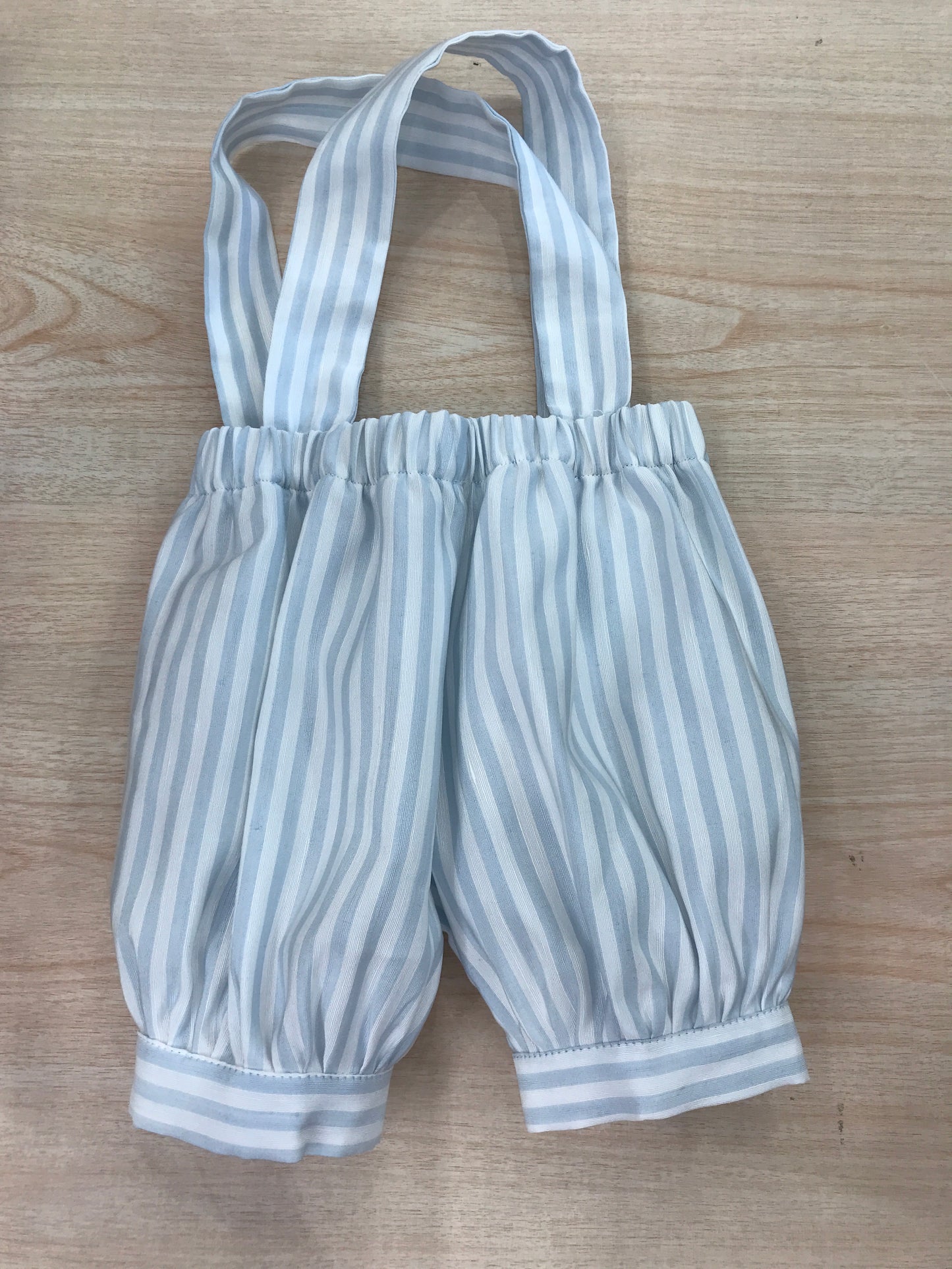 Pantalone Colibrì con righe bianche e celesti con bretelle a sbuffo