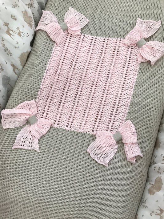 Coperta Bebè di Almy in filo dal fondo tortora rifinito in rosa con al centro riquadro rosa con fiocchetti