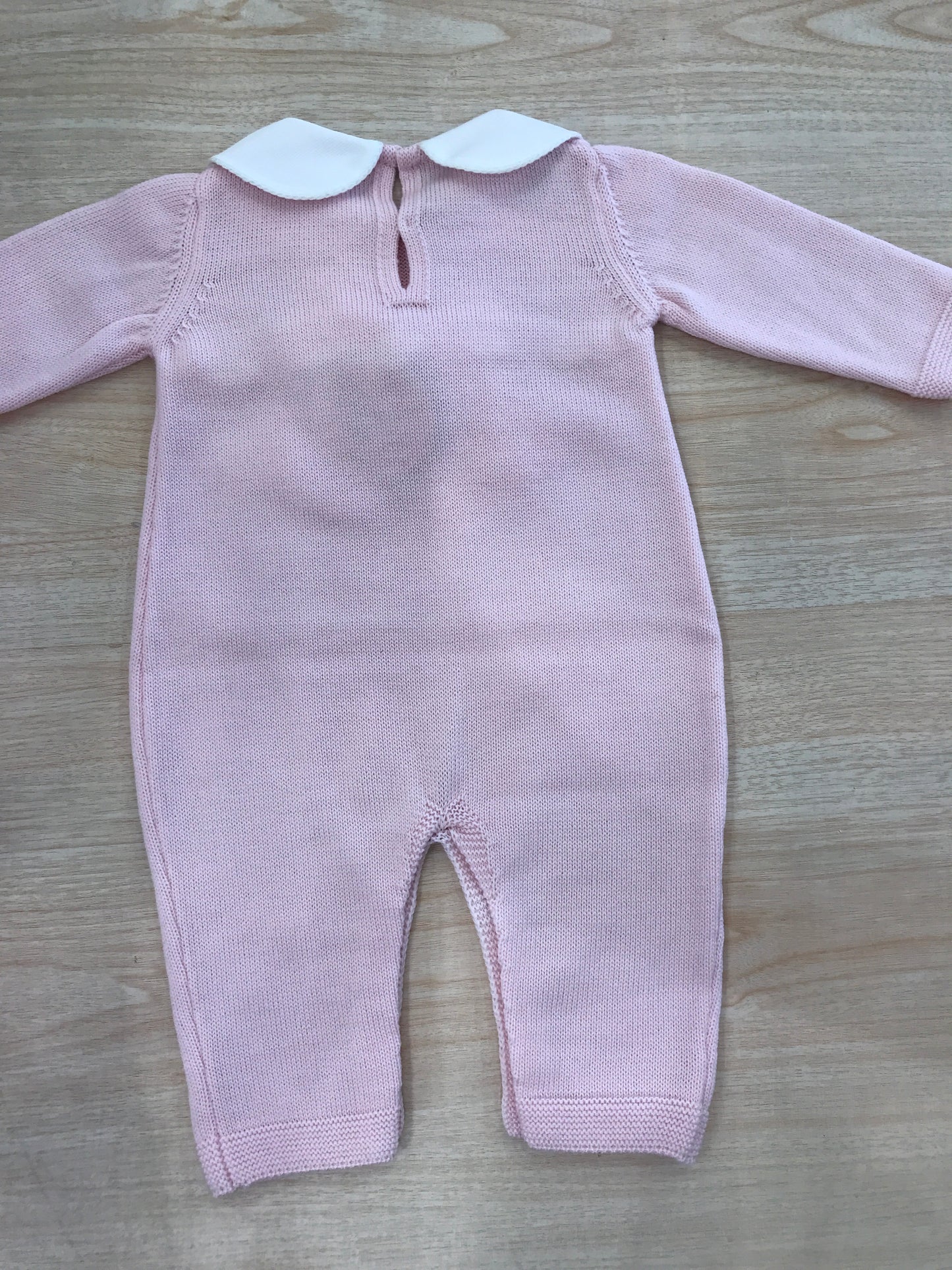 Tutina Baby Lord in lana rosa intera con passanastro e fiocco panna con roselline rosa ricamate a mano
