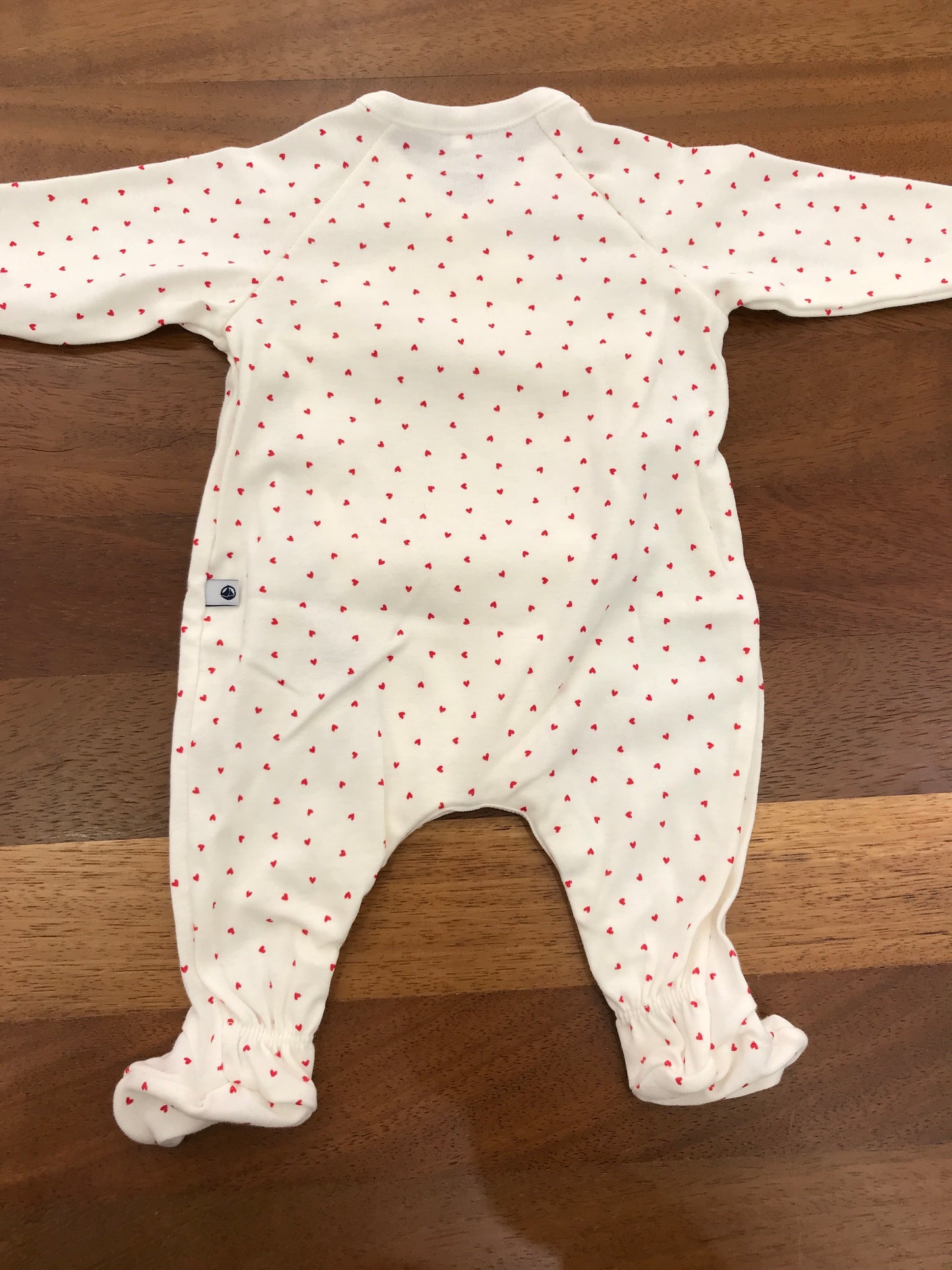 Tutina Petit Bateau di cotone antipanico bianca con piccoli cuori rossi