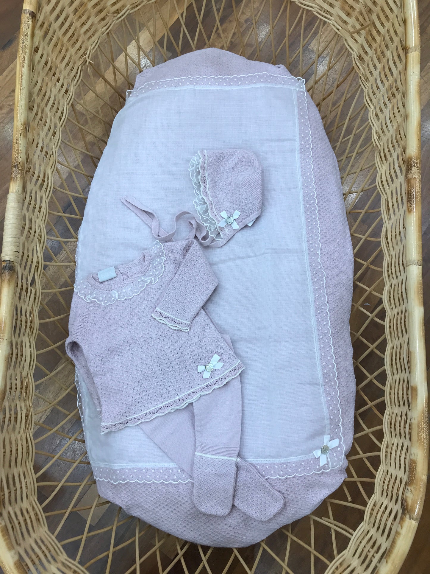 Coordinato nascita Paz Rodriguez in filo glicine coperta con velo di organza tutina due pezzi con rusche in organza e cuffia abbinata