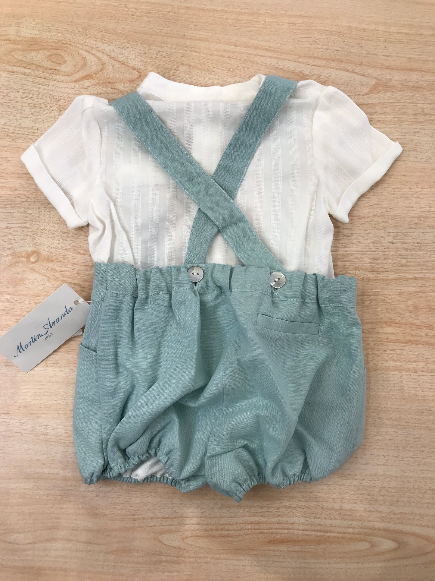 Completo Martin Aranda in cotone salopette verde con bretelle con camicina bianca mezza manica con bottoncini