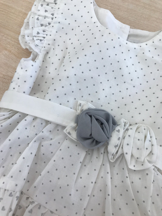 Abito Nanan i cotone bianco con pois e cuoricini grigi smanicato con rusche con fascia con fiori in vita