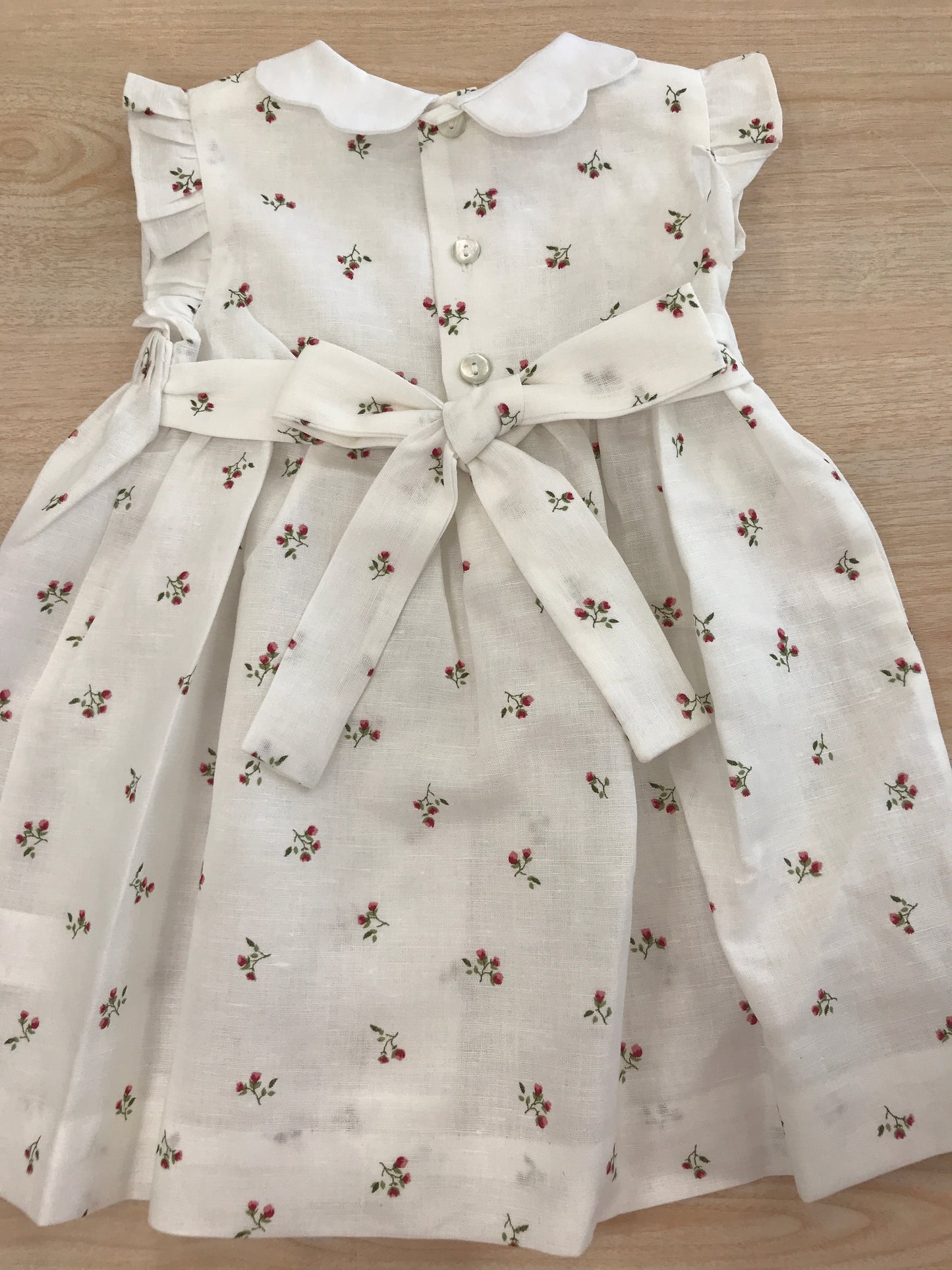 Abito Les Enfants de Gisele in lino smanicato con collo smerlato con piccoli fiori e lavorazione di punto smock con fiori in rilievo