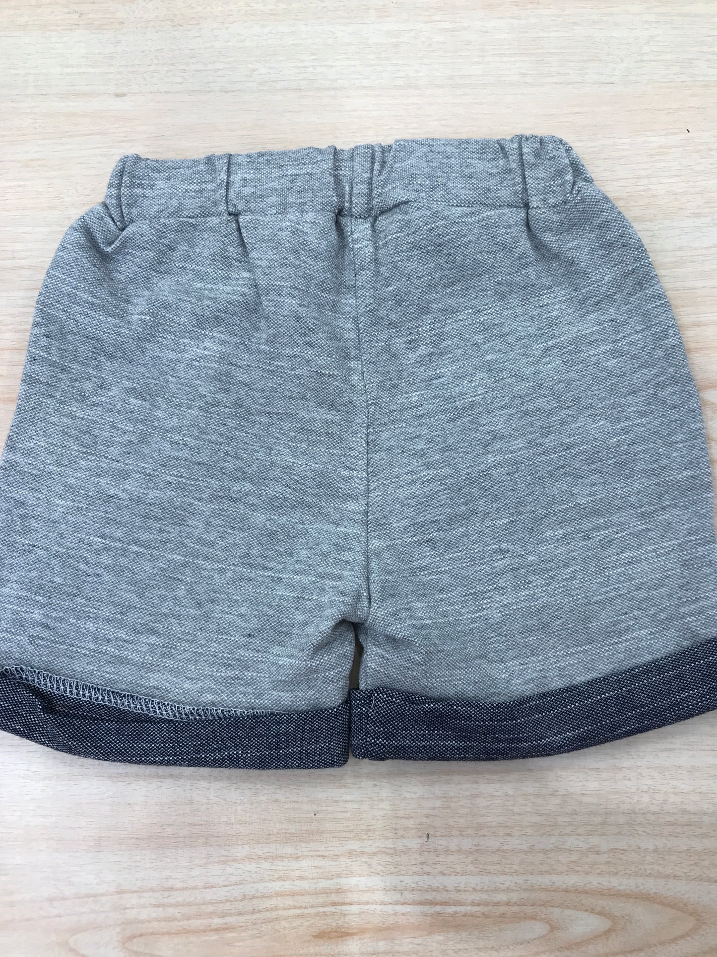 Pantalone Nanan corto in cotone grigio con risvolto