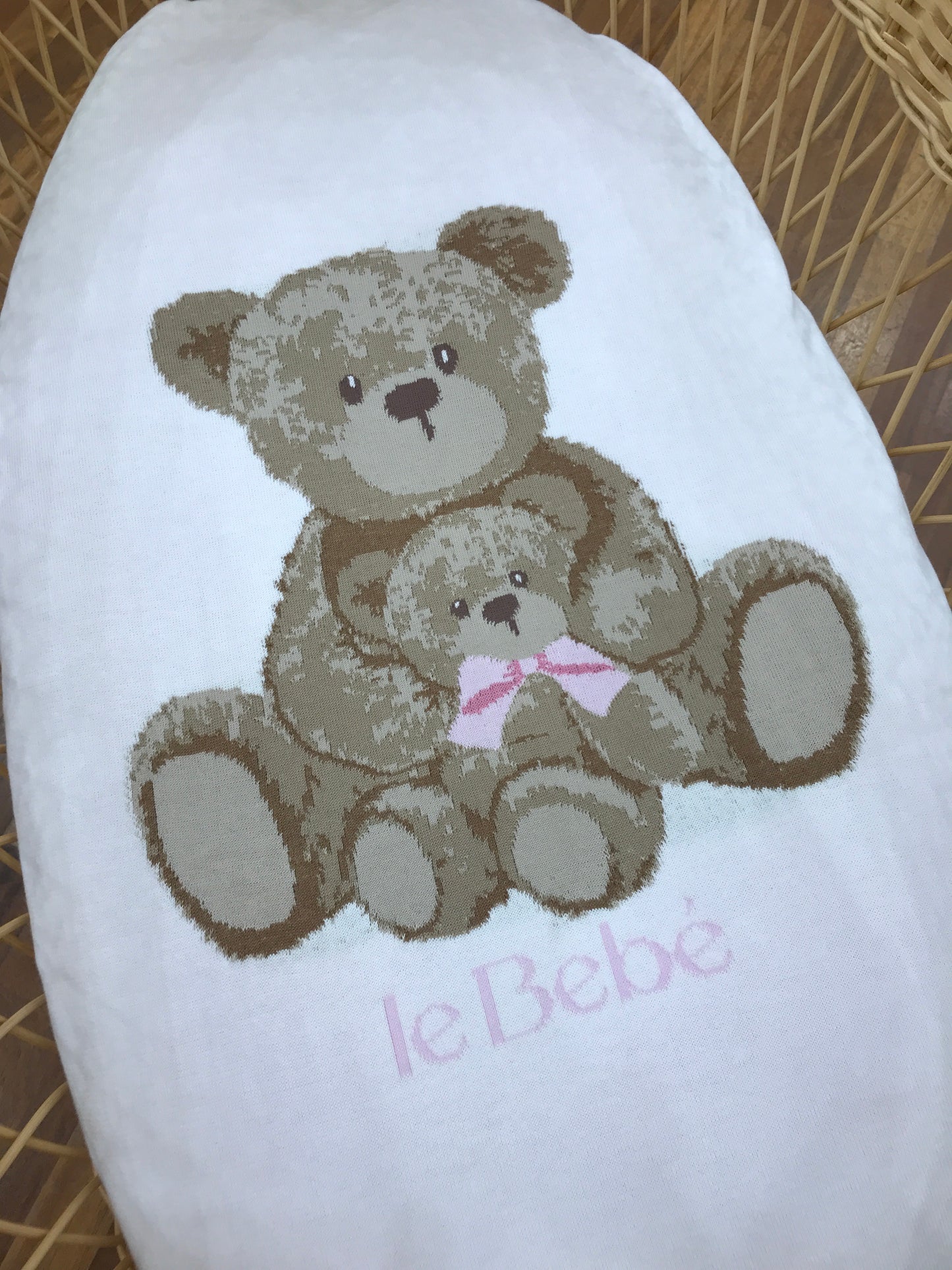 Coperta Le Bebè in filo di cotone rosa e bianca con orsetti ricamati sul davanti