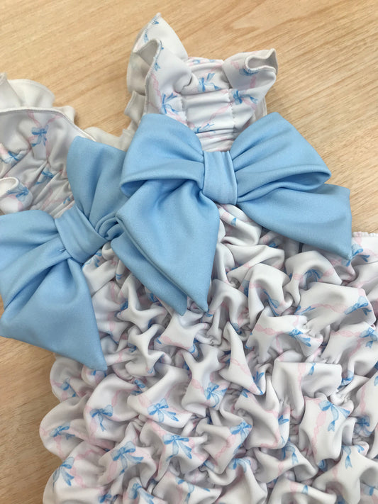 Costume Fofettes con fiorellini celesti e fiocchi sul davanti e sul retro