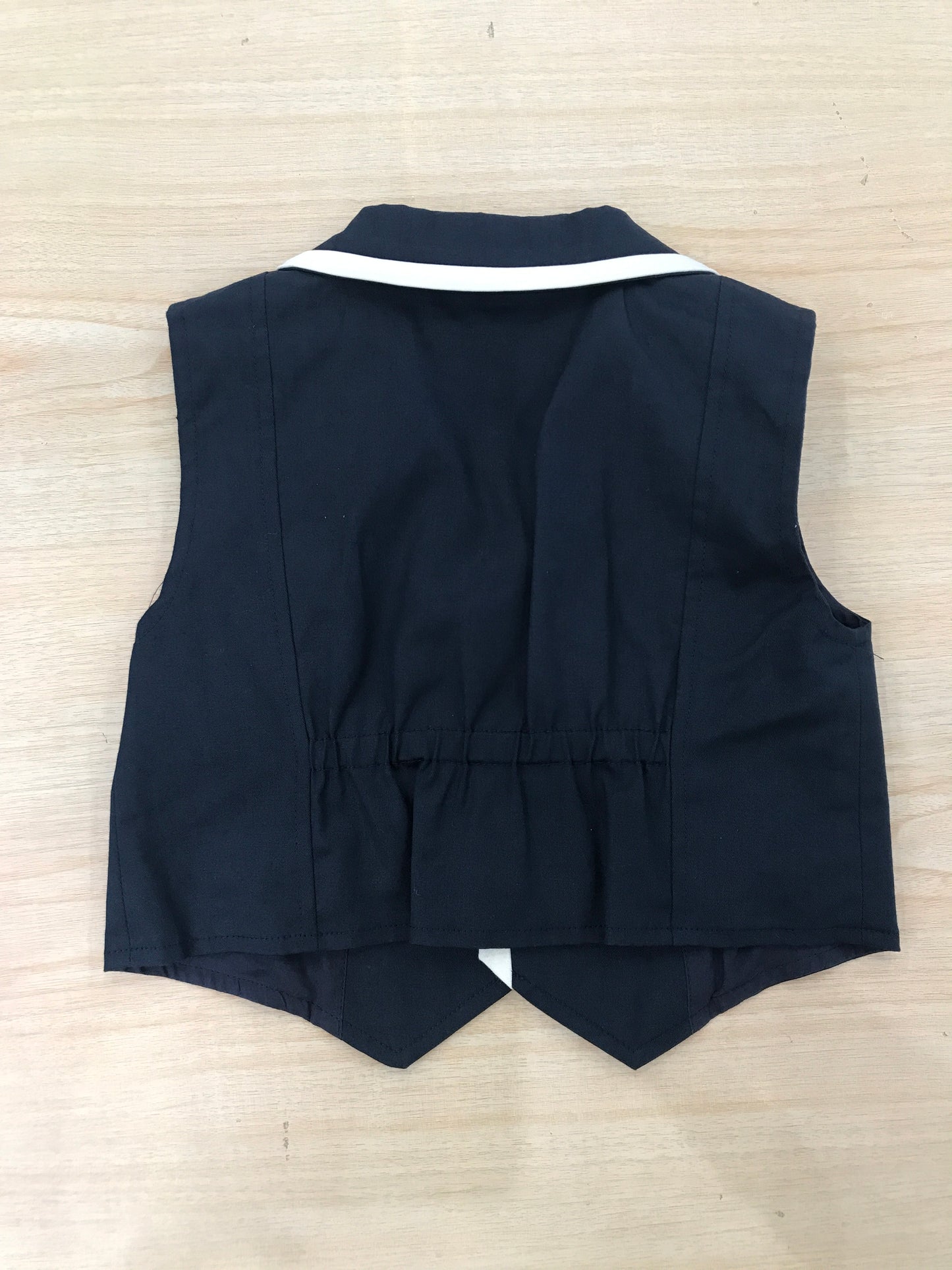 Gilet Cielo Blu di cotone blu scuro con profilo bianco e tasche sul davanti