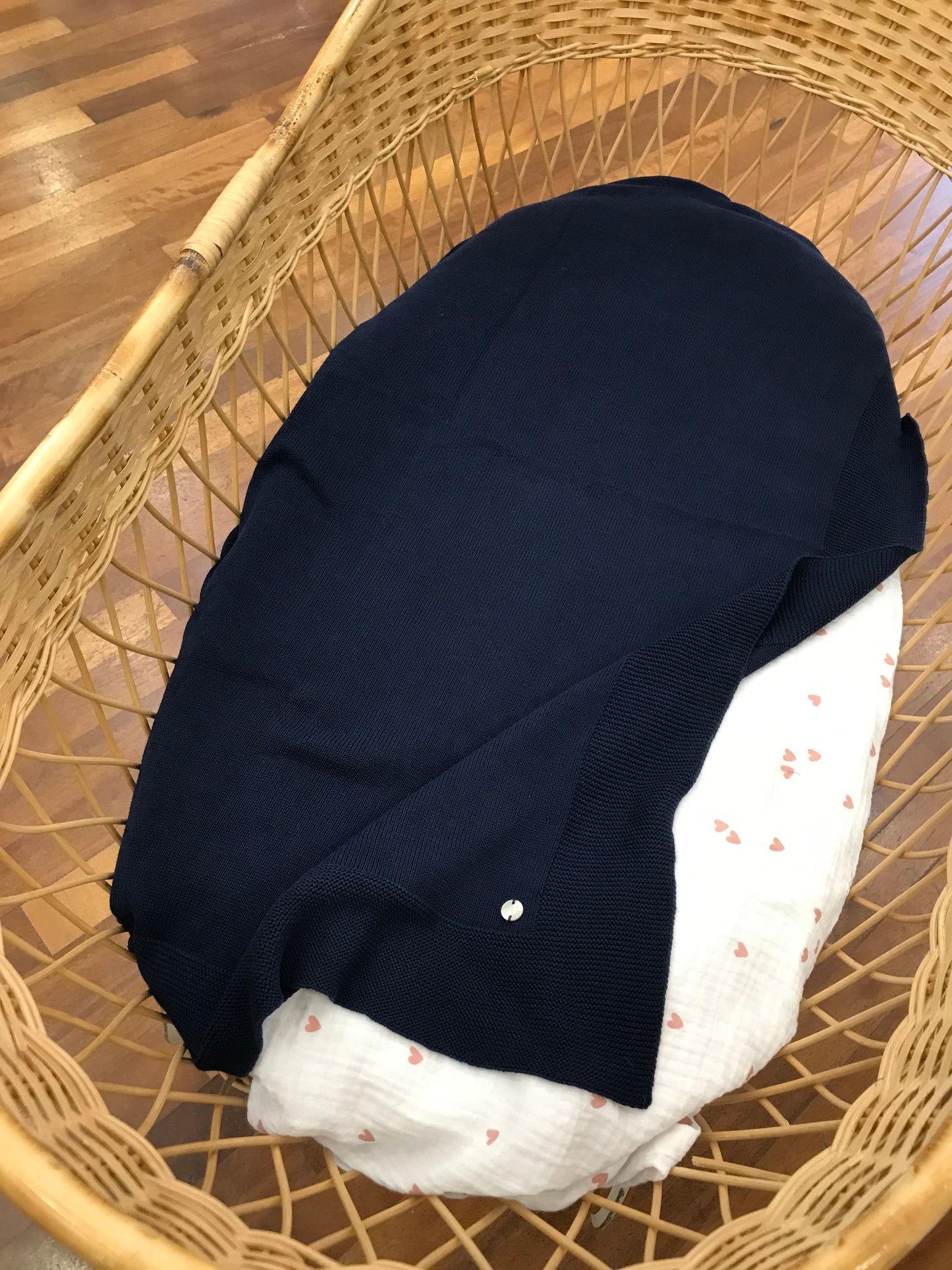 Coperta Paz Rodriguez blu scuro con lavorazione in maglia