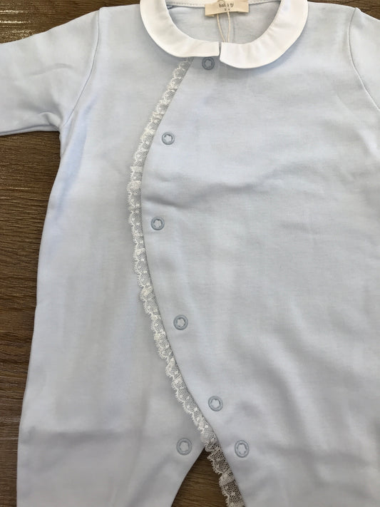 Tutina Baby Gi in cotone celeste aperta sul davanti con applicazione in pizzo