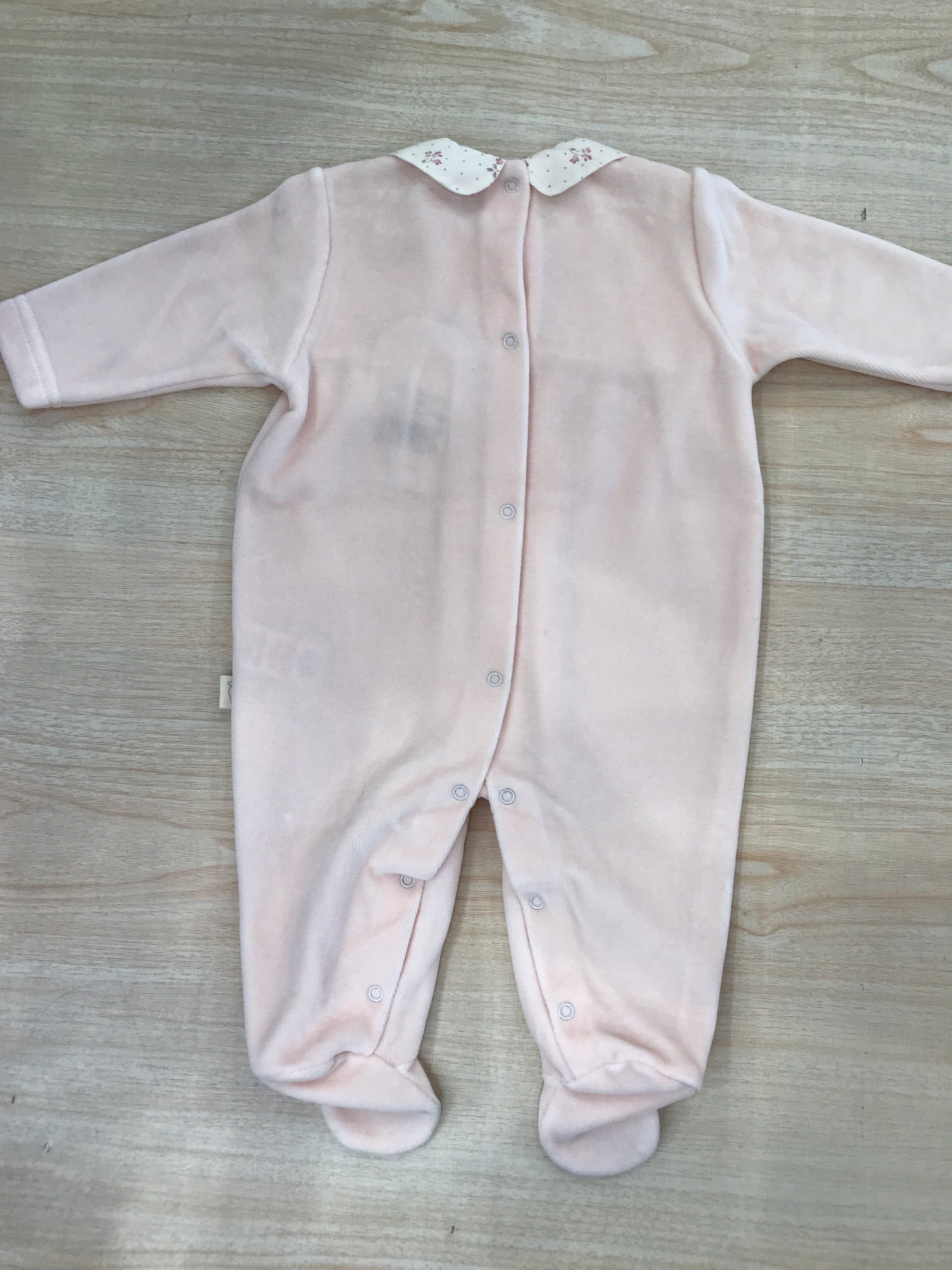 Tutina Baby Gi in ciniglia rosa pesca intera con lavorazione di punto smock e fiorellini