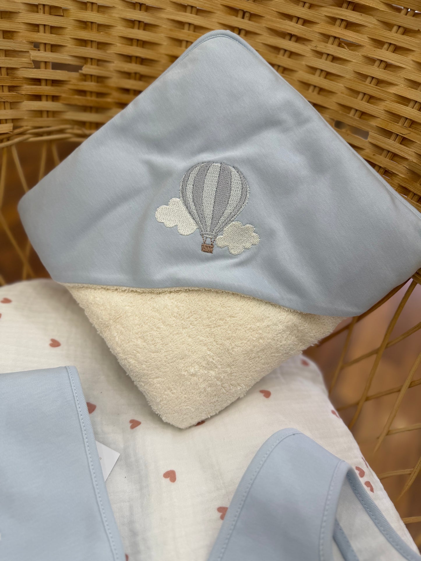 Coordinato nascita Baby Gi tutina intera in ciniglia bavetta mussola e accappatoio abbinate con piccola mongolfiera