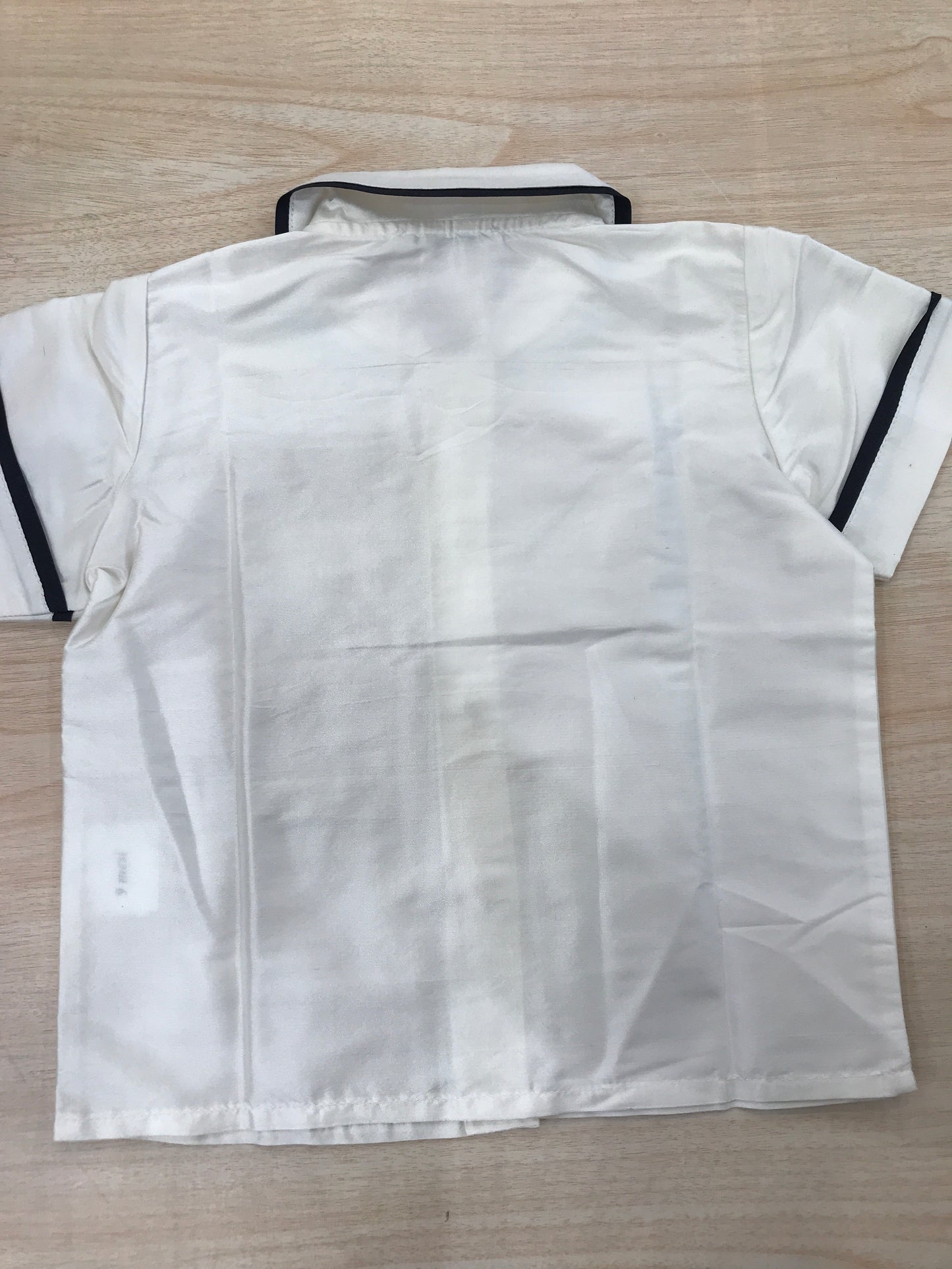 Camicia Colibrì in saten avorio mezza manica con rifiniture blu scuro con colletto tondo