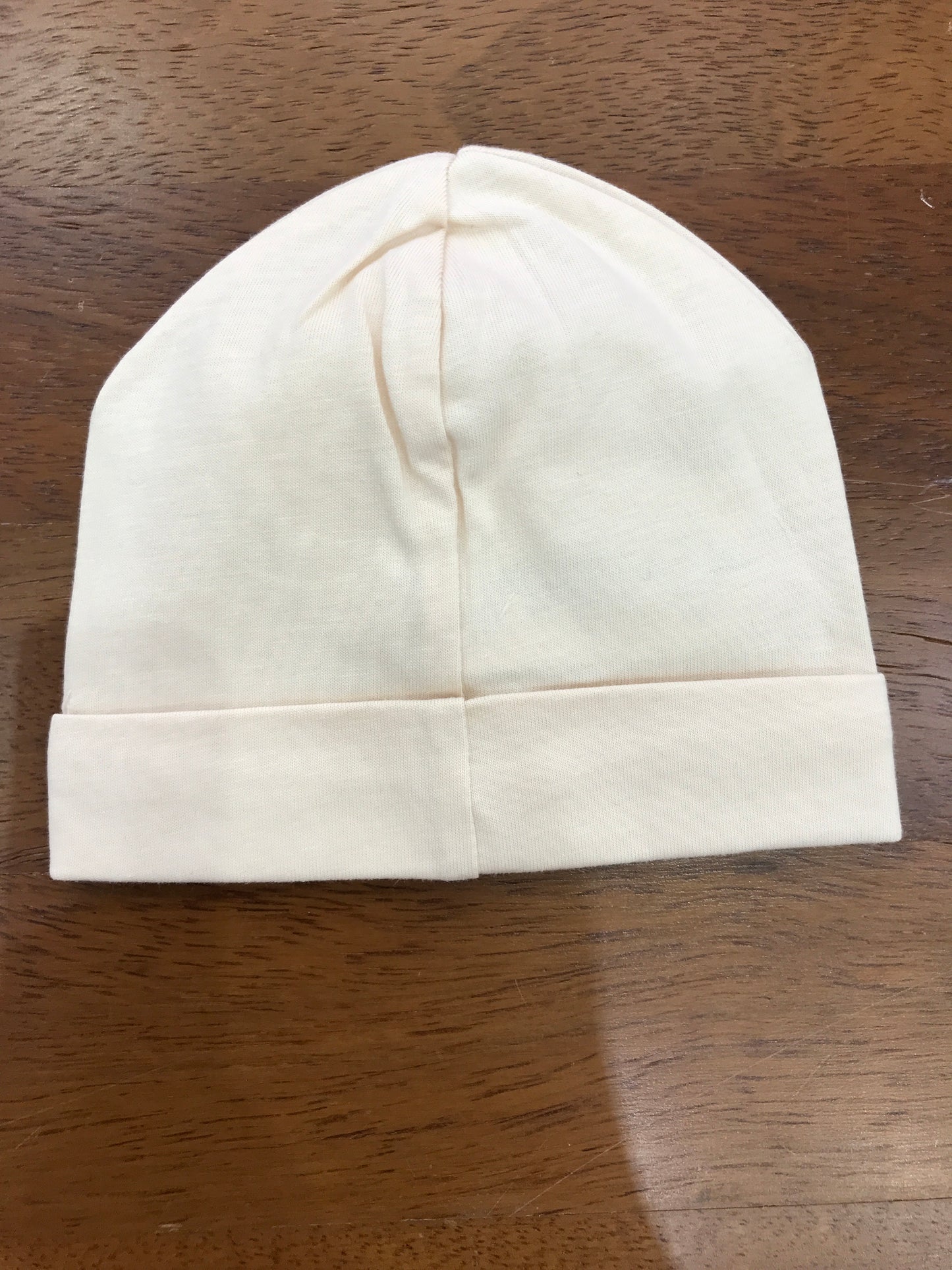 Cappello Nanan in cotone beige con risvolto e fiocchetto sul davanti