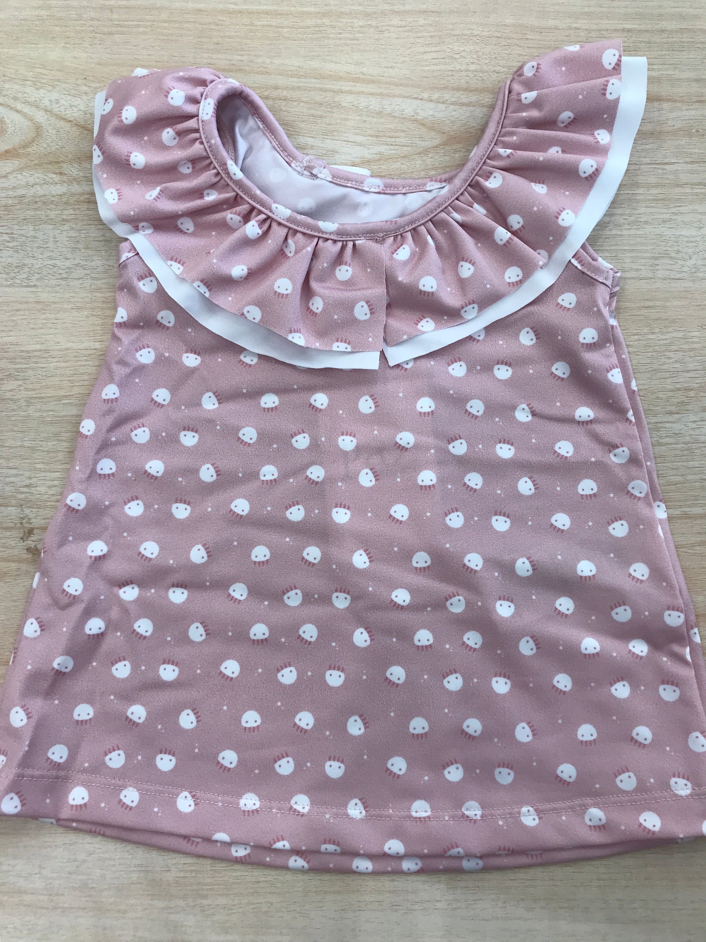 Copricostume Paz Rodriguez rosa con bretelle con rusche con piccoli animaletti bianchi