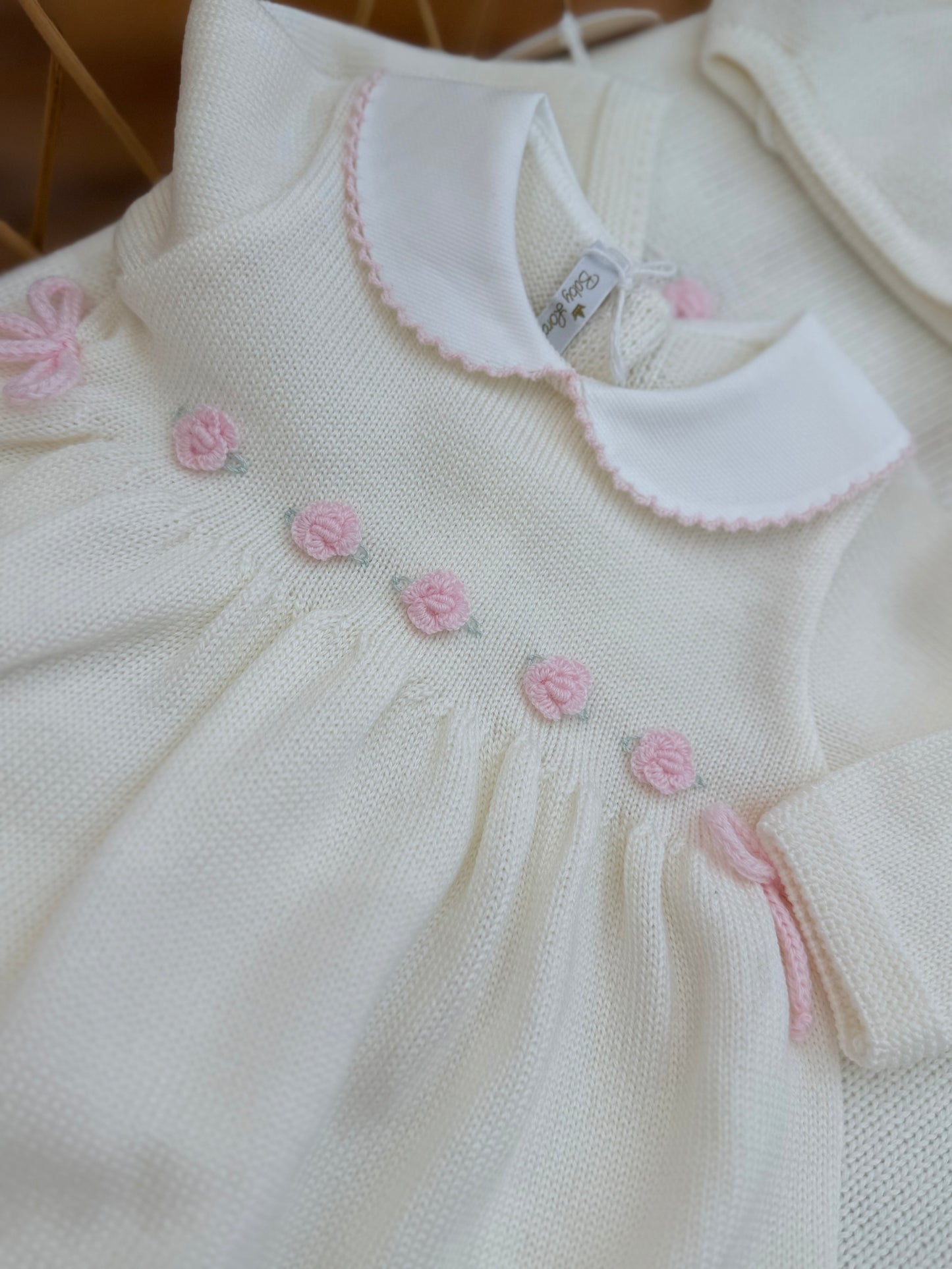 Coordinato Baby Lord in lana panna con rose rosa ricamate a mano