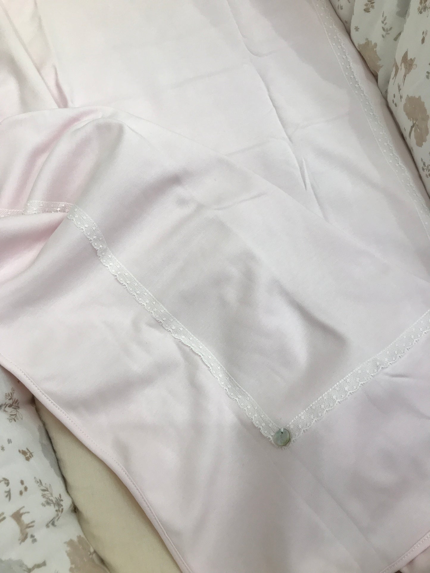 Coperta Baby Gi in cotone rosa con rifiniture in pizzo centrali