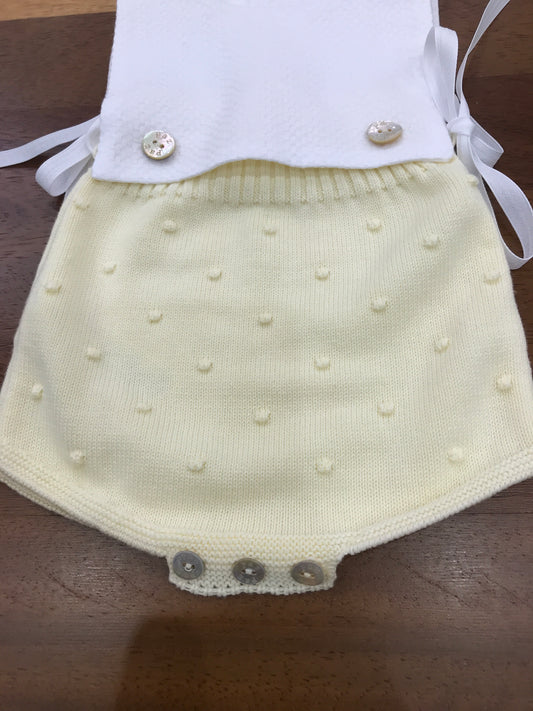 Pagliaccetto Paz Rodriguez in filo bianco e giallo smanicato con pois ricamati sul giallo tono su tono con lacci per fiocchi